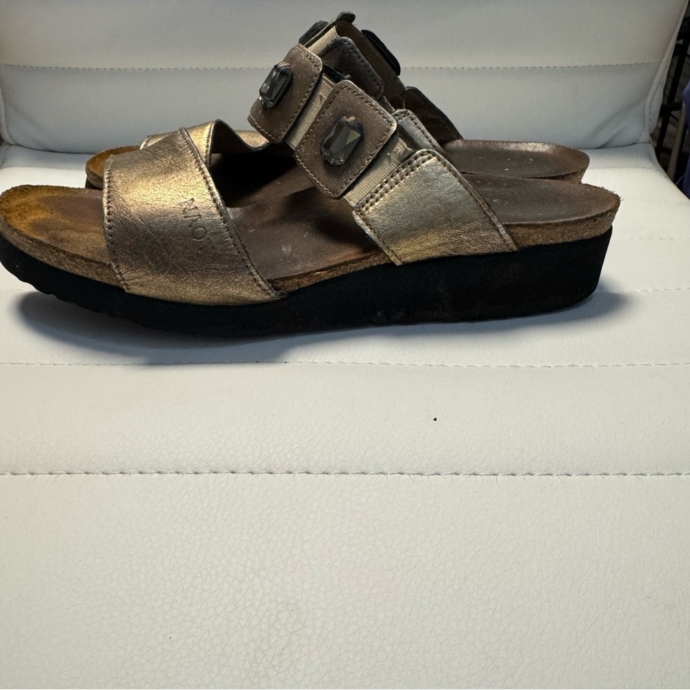 Naot Women’s Metallic Slide Sandals with Gem Accents.‎ Size 39 - US size 8 - Picture 3 of 11